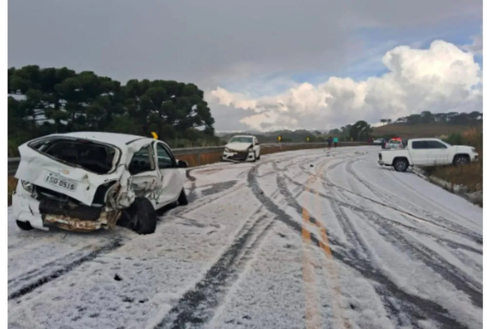 Carros se envolveram em acidente no km 280 da SC-114 (Foto: PMRv)
