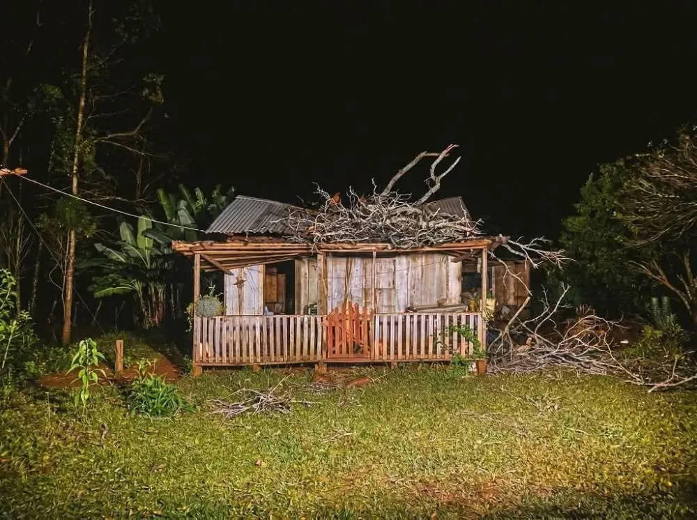 Bebê de 03 meses morre em El Soberbio após galho de árvore cair sobre casa