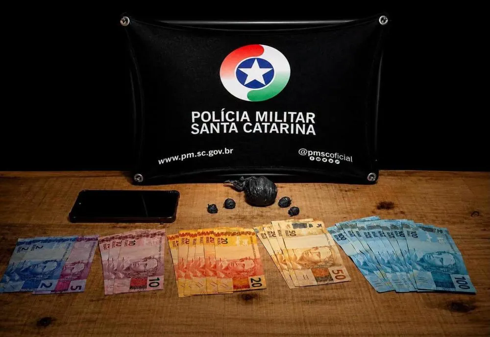 Homem se joga no Rio Uruguai para fugir da polícia e acaba preso com cocaína